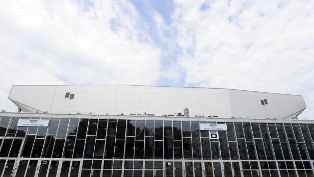 Die Wiener Stadthalle unter einem bewölkten Himmel.