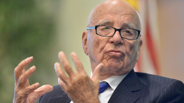 Rupert Murdoch gestikuliert während einer Rede.