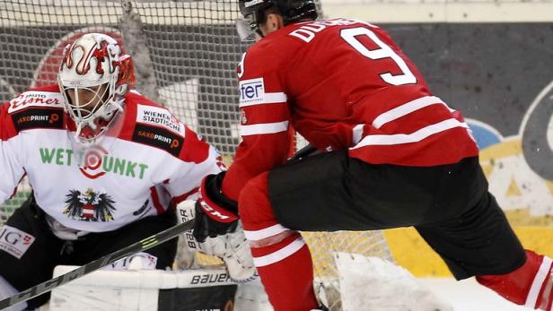 Starke Vorstellung: Bernhard Starkbaum hielt gegen Matt Duchene von Colorado Avalanche.