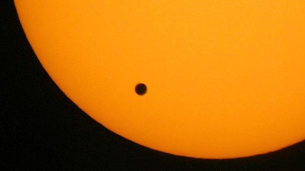 Die Venus zieht vor der Sonne vorbei.