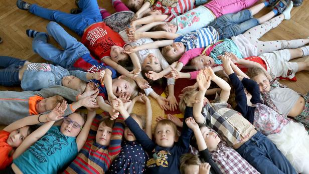 Kinder einer Wiener Volksschule demonstrieren ihr Miteiander eindrucksvoll