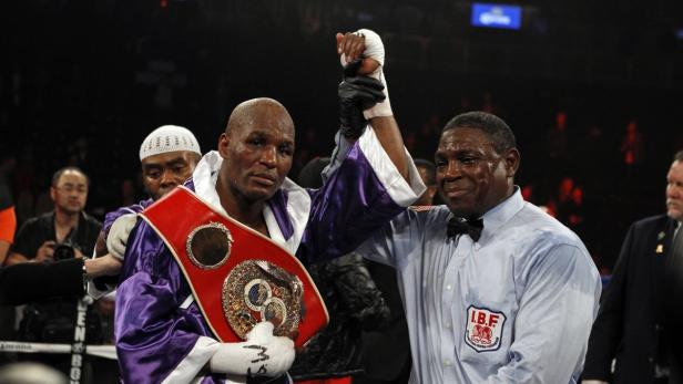 Bernard Hopkins (L) poses for a photo with referee Earl Brown after defeating Tavoris Cloud in their IBF light heavyweight title in New York March 9, 2013. REUTERS/Adam Hunger (UNITED STATES - Tags: SPORT BOXING)