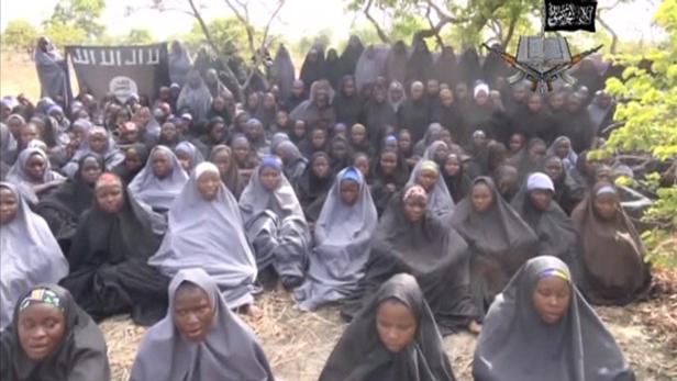 Entführte Schulmädchen auf einem Foto der Boko Haram