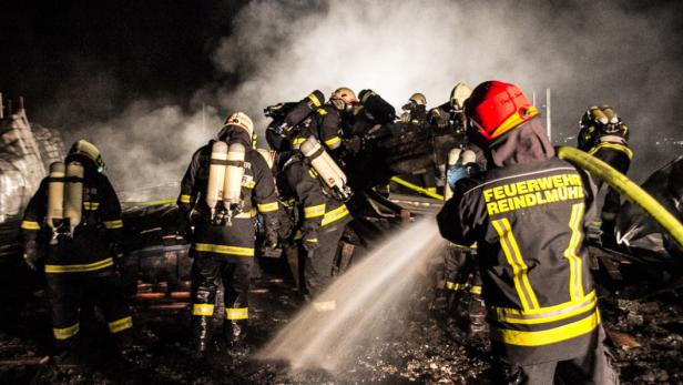 Einsatzkräfte der Feuerwehr während der Brandlöschung