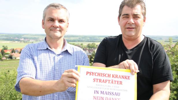 Zwei Männer halten ein Schild mit der Aufschrift „Psychisch kranke Straftäter in Maissau, nein danke“.
