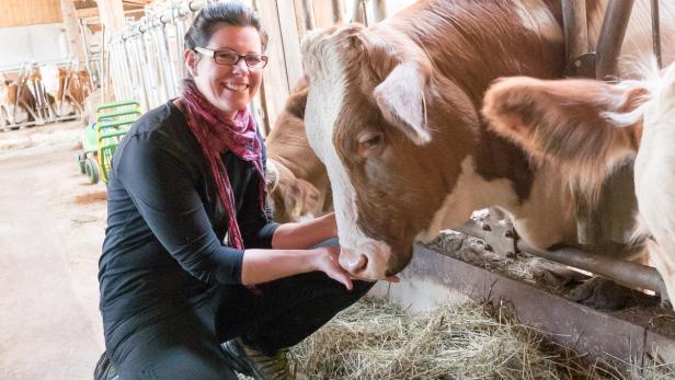 Daniela Ofner steht jeden Tag bereits zum Morgengrauen im Stall, um ihre Milchkühe zu versorgen