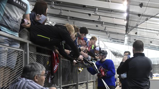 Geduldig: Die Wiener Fans bekamen ihre Crosby-Unterschriften.