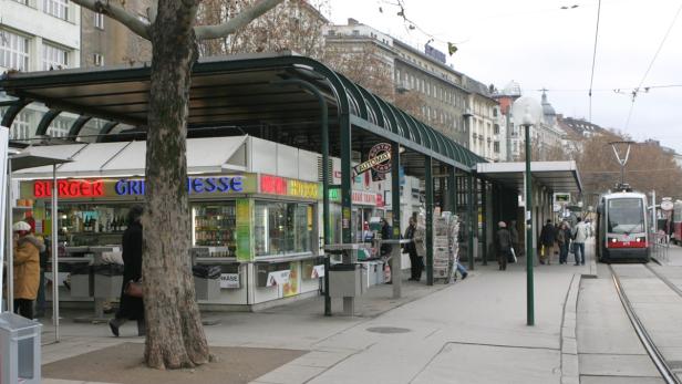 Betrunkener attackiert U-Bahn-Personal am Schwedenplatz