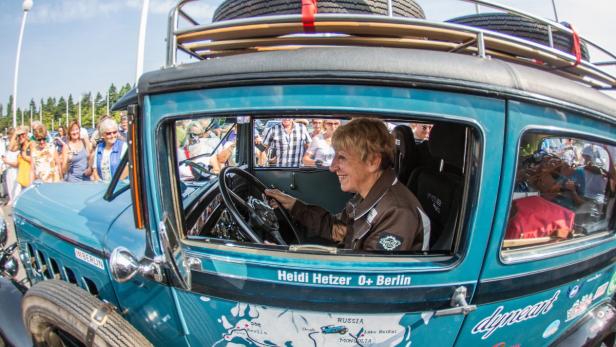 Abfahrt in Berlin war am Sonntag: Den Beifahrer hat Heidi Hetzer, 77, erst kurz zuvor gefunden - per Anzeige.