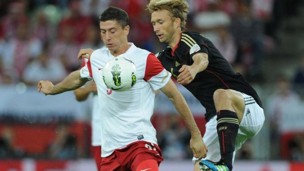 Robert Lewandowski im Zweikampf während eines Fußballspiels.