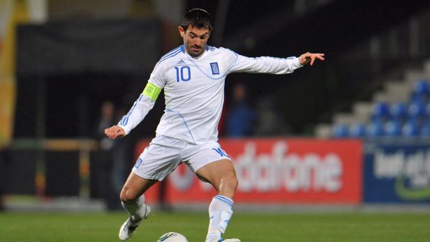Ein griechischer Fußballspieler mit der Nummer 10 am Ball.