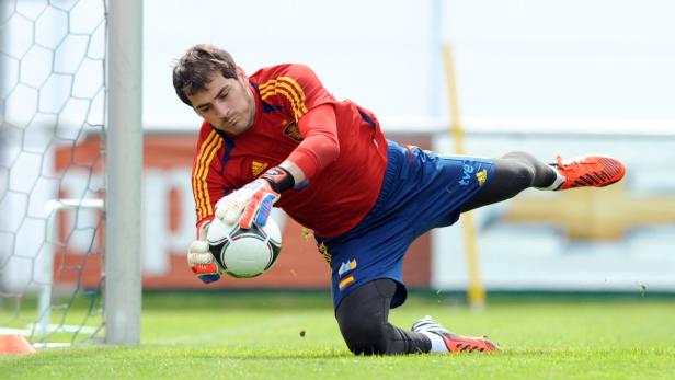 Ein spanischer Fußballtorwart hält einen Ball während eines Spiels.