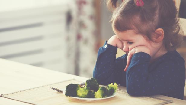 Wenn Eltern Kinder zu gesundem Essen zwingen, bewirken sie selten Gutes.
