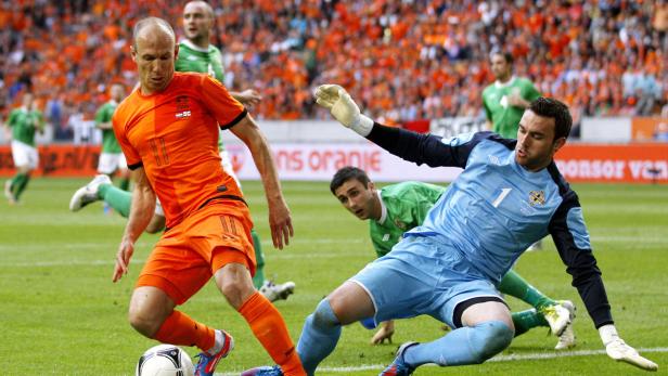 Arjen Robben im Duell mit dem Torwart während eines Fußballspiels.