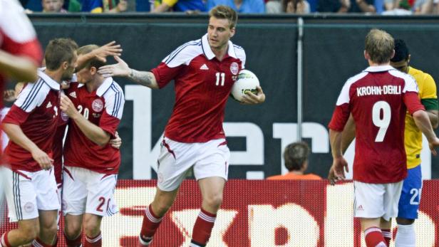 Dänische Fußballspieler feiern ein Tor während eines Spiels.