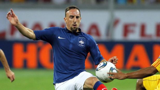 Franck Ribéry im blauen Trikot der französischen Nationalmannschaft mit einem Fußball.