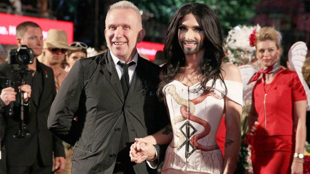 Jean-Paul Gaultier und Conchita Wurst posieren gemeinsam für ein Foto.