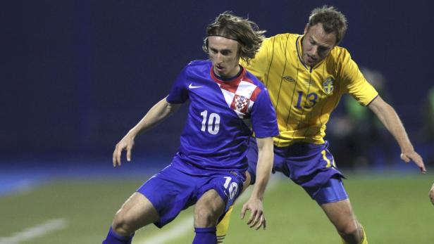 Luka Modrić im Duell mit einem schwedischen Gegenspieler.