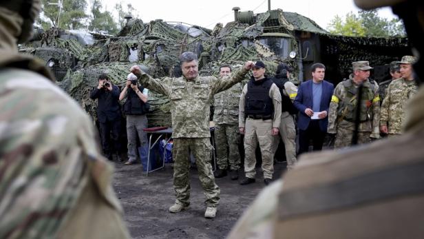 Siegerpose nach dem Fall von Slowjansk: heute hat Präsident Poroschenko neben dem Zerfall des Landes mit dem der Regierung zu kämpfen.