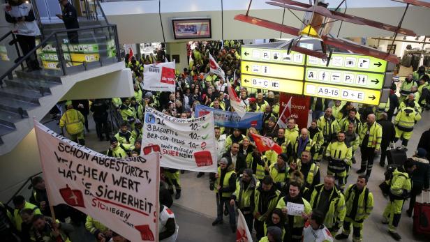 Streikendes Personal am Flughafen Berlin/Tegel