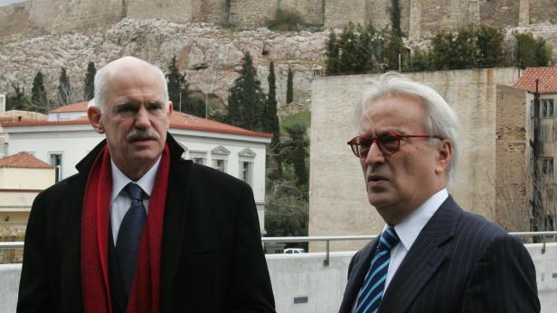 Giorgos Papandreou und ein weiterer Mann vor der Akropolis in Athen.