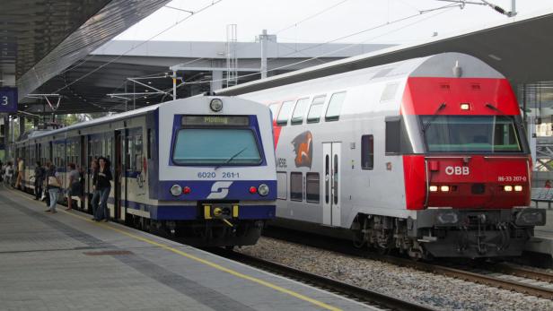 Zwei Züge der ÖBB stehen an einem Bahnsteig.