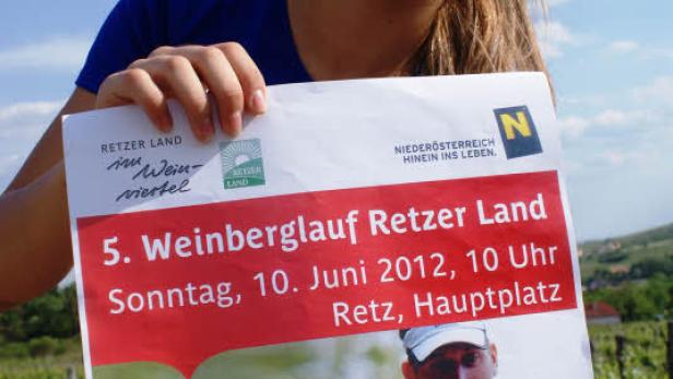 Eine junge Frau präsentiert ein Plakat für den 5. Weinberglauf Retzer Land am 10. Juni 2012.