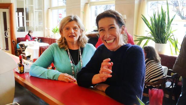 Adele Neuhauser im Gespräch mit der Kaffeehaus-Chefin Lotte Reiter – die Wahl-Josefstädterin kehrt gerne im Café Maria Treu ein.