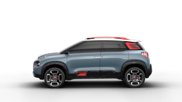 Ein blaugraues Citroën-Konzeptfahrzeug mit roten Akzenten steht auf weißem Grund.