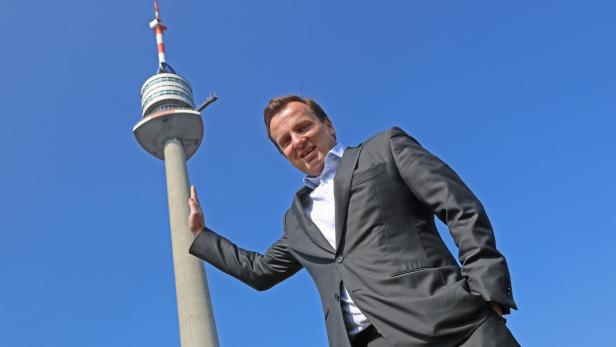 Unternehmer Paul Blaguss genießt trotz etwas Höhenangst gerne den Ausblick aus dem Donauturm.