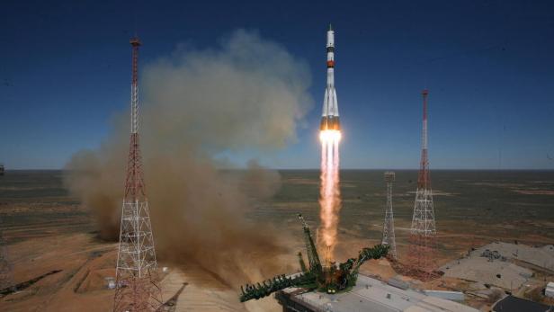 Eine Rakete startet von einer Startrampe und hinterlässt eine Rauchwolke.