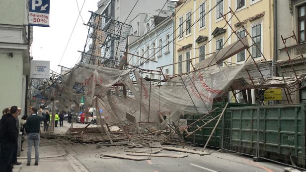 Das eingestürzte Baugerüst in der Mozartstraße.