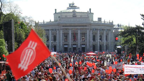 Eine Demonstration mit roten Luftballons vor dem Burgtheater in Wien.