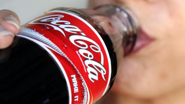 In Österreich werden rund 255 Getränkeflaschen  pro Person aus dem Coca-Cola Reich getrunken (Zahl aus 2010).