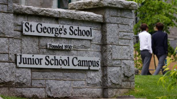 Ein Schild aus Stein markiert den Junior School Campus der St. George's School, gegründet 1930.