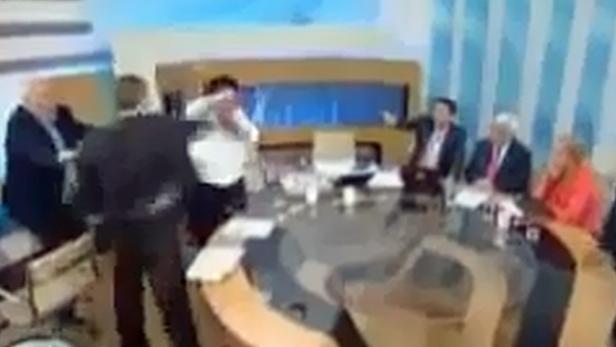 Video: Griechischer Neonazi prügelt im TV