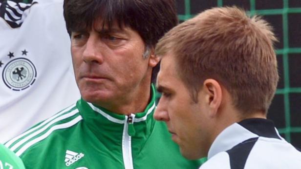 Joachim Löw und ein weiterer Mann im Gespräch.