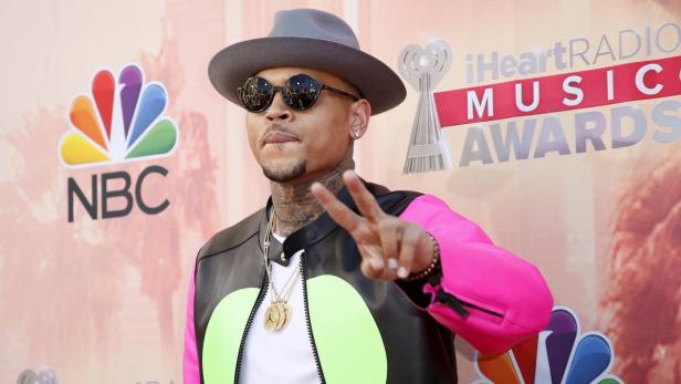 Die Polizei ermittelt mal wieder gegen Chris Brown (25). Der US-Sänger mit Bad-Boy-Image soll einen Mann auf einem Basketballfeld geschlagen haben. Doch der Musiker bestreitet die Vorwürfe.