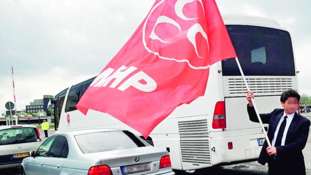 Avrasya-Vorsitzender schwingt MHP-Flagge mit drei Halbmonden.