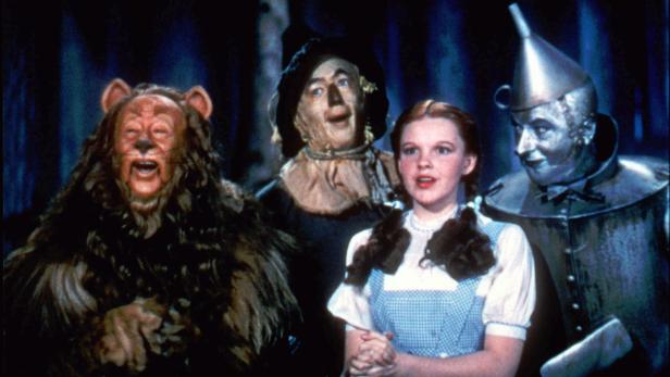 Judy Garland Als Judy Garland (&quot;Der Zauberer von Oz“) für die MGM Studios tätig war, wurde sie neben anderen Kinderstars wie Mickey Rooney und Deanna Durbin dazu genötigt, quasi nonstop vor der Kamera zu stehen. Wenn sie zu müde waren, wurden ihnen Adrenalin-Shots und andere aufputschende Pillen verabreicht.