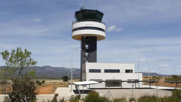 Ein Kontrollturm auf einem Flugplatz an einem sonnigen Tag.