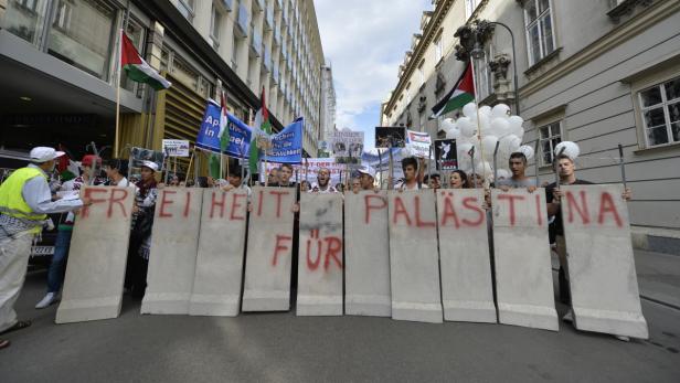 Demonstranten halten Betonblöcke mit der Aufschrift „Freiheit für Palästina“.
