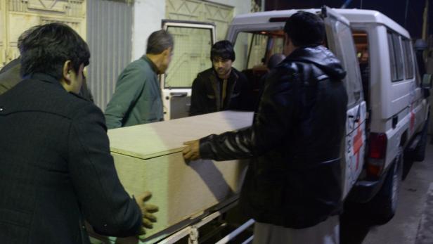Der Sarg eines toten RK-Helfers wird in Afghanistan transportiert.