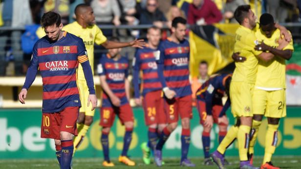 Ein ungewohntes Bild: Lionel Messi senkt den Kopf, der Gegner jubelt.