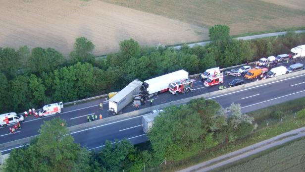 Auf einer Autobahn hat sich ein schwerer LKW-Unfall ereignet, Rettungskräfte sind vor Ort.