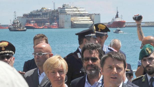 Die Costa Concordia liegt vor der Küste von Giglio auf der Seite.