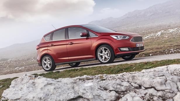 Ein roter Ford C-Max auf einer Bergstraße.