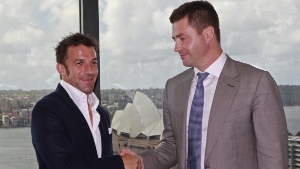 Italian Alessandro Del Piero (L) shakes hands with Sydney FC Chairman Scott Barlow at a news conference in central Sydney February 21, 2013. Del Piero confirmed the worst kept secret in Australian soccer on Thursday when the former Italy and Juventus great said he would be staying for a second year at Sydney FC. REUTERS/Daniel Munoz (AUSTRALIA - Tags: SPORT SOCCER PROFILE)