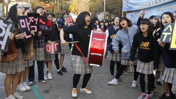 Trommelwirbel vor den Aufnahmsprüfungen für die Uni: Südkoreanische Schülerinnen feuern ihre Kollegen an, die jahrelang für diesen Tag, der über ihr Berufsleben entscheidet, gelernt haben.