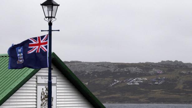 A Falkland Islands&#039; flag waves as a &quot;Yes&quot; sign formed with cars is seen on a hill in Stanley, March 9, 2013. Voters in the remote British-ruled Falkland Islands hold a referendum on their future on Sunday that seeks to challenge Argentina&#039;s increasingly vocal sovereignty claim. REUTERS/Marcos Brindicci (FALKLAND ISLANDS - Tags: POLITICS ELECTIONS)